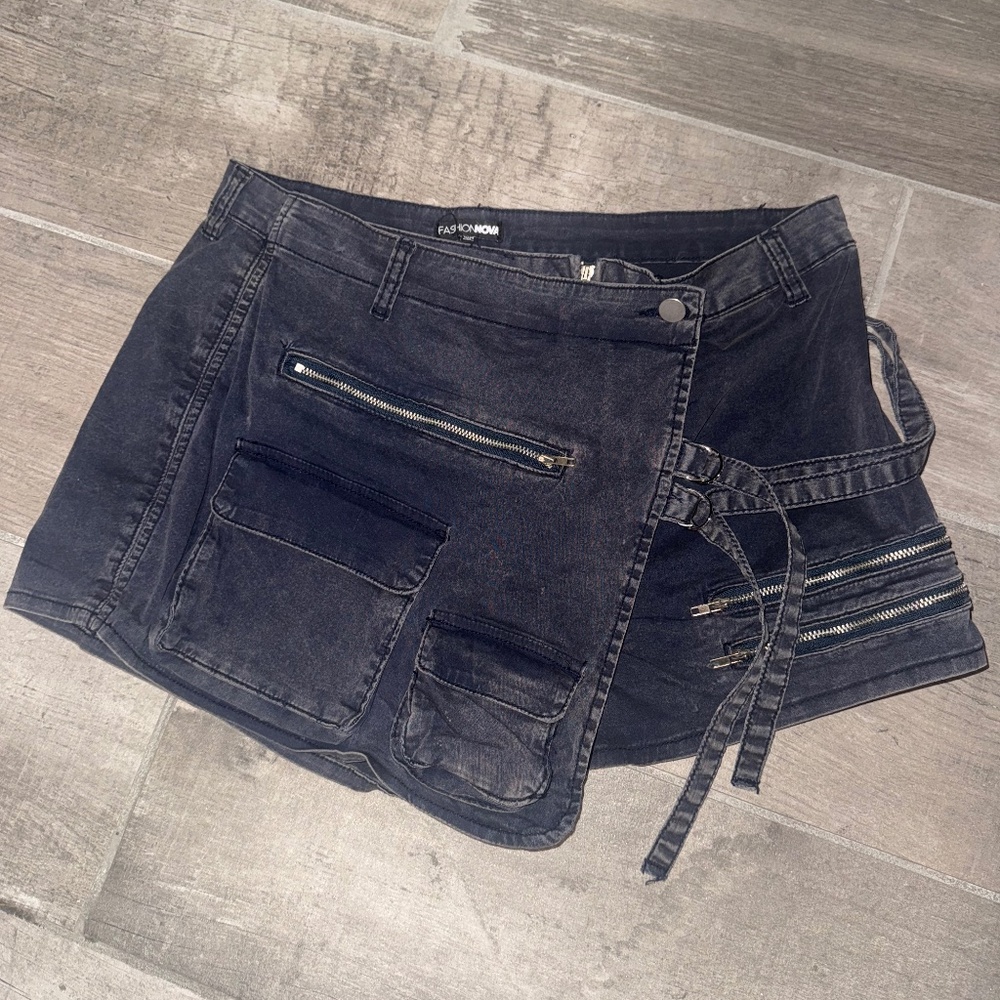 Fashion nova black cargo skort